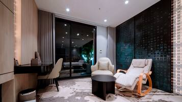 Suite Mewah, balkon, pemandangan kota | Seprai katun Mesir, seprai premium, selimut bulu angsa, dan busa memori