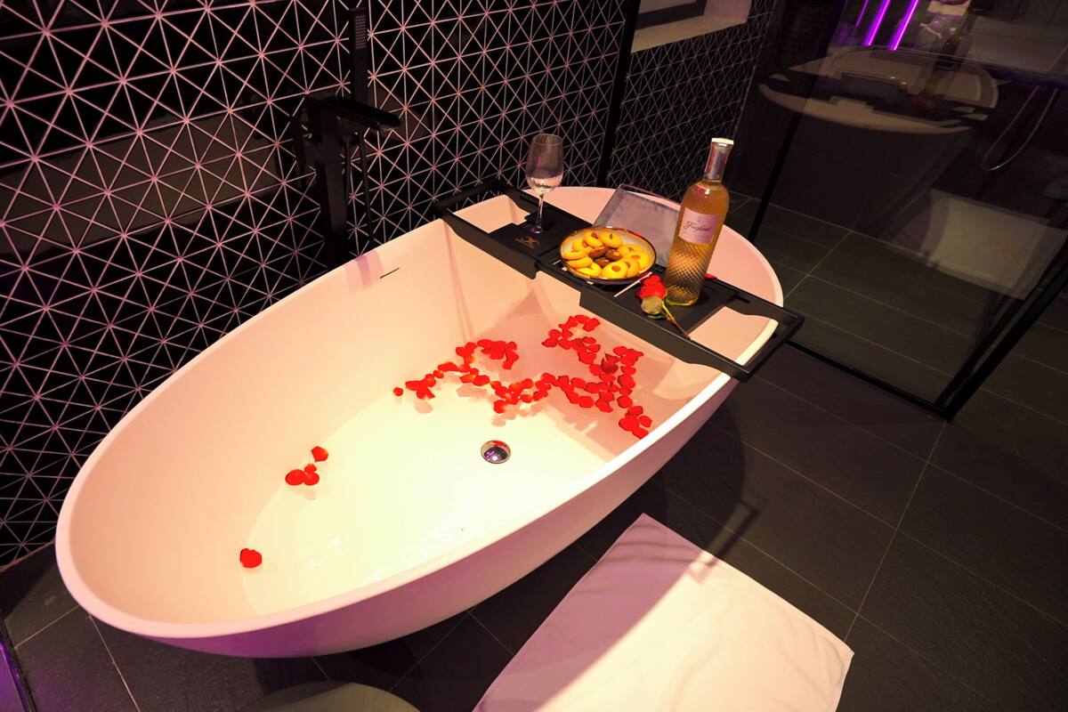 Luxury Double Room, 1 King Bed, Balcony, City View | Bathroom