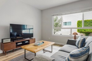 Una televisión, un reproductor estéreo