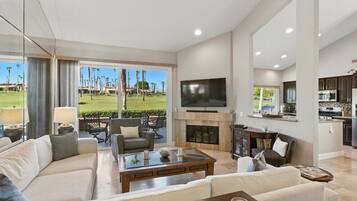 Een smart-tv en een computerscherm