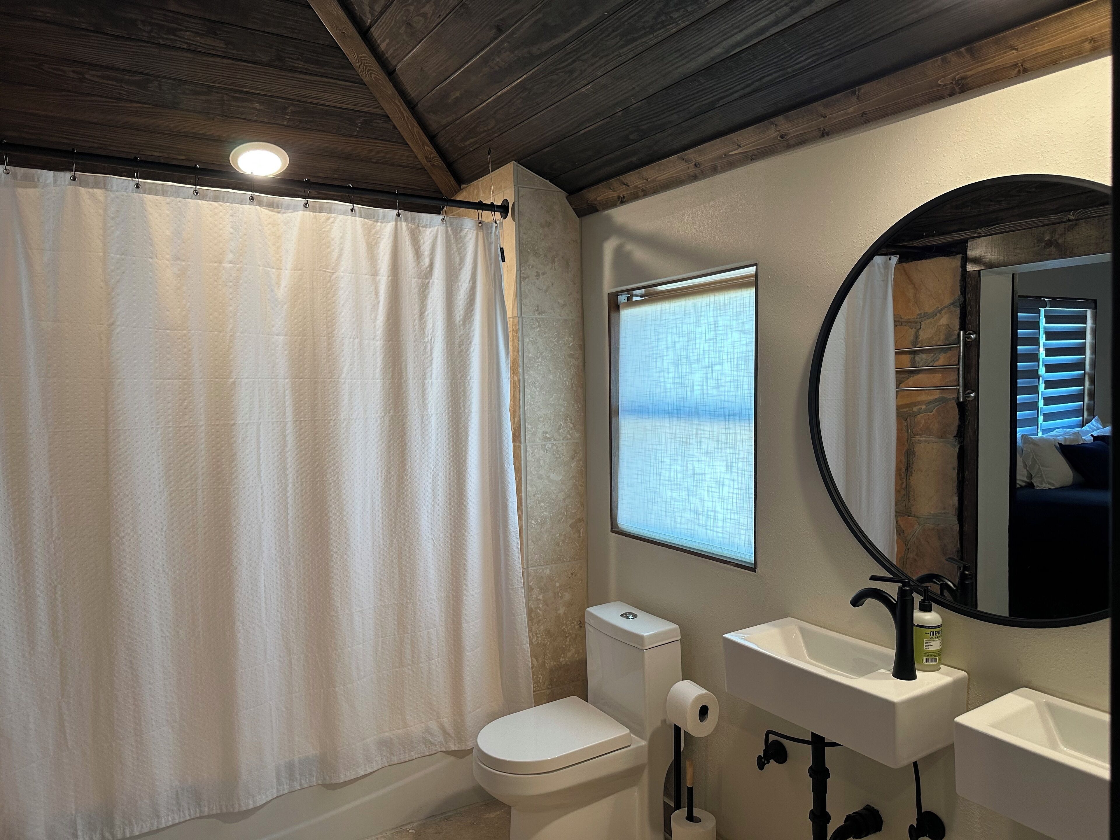 Asciugacapelli, asciugamani, sapone, carta igienica