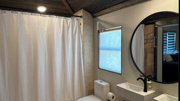 Secador de cabelo, toalhas de banho, sabonete, papel higiênico