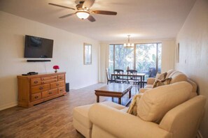 TV - Spacious Exec Bay Townhouse w/heated pool marina+ (Islamorada)