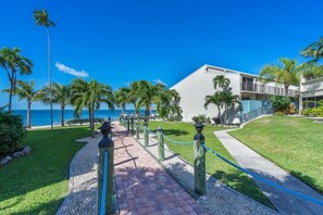 Property grounds - Spacious Exec Bay Townhouse w/heated pool marina+ (Islamorada)