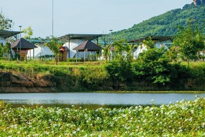 Premium bedding, in-room safe, desk, laptop workspace - Thisak Resort Cheung Phnom Kulen (Svay Leu)