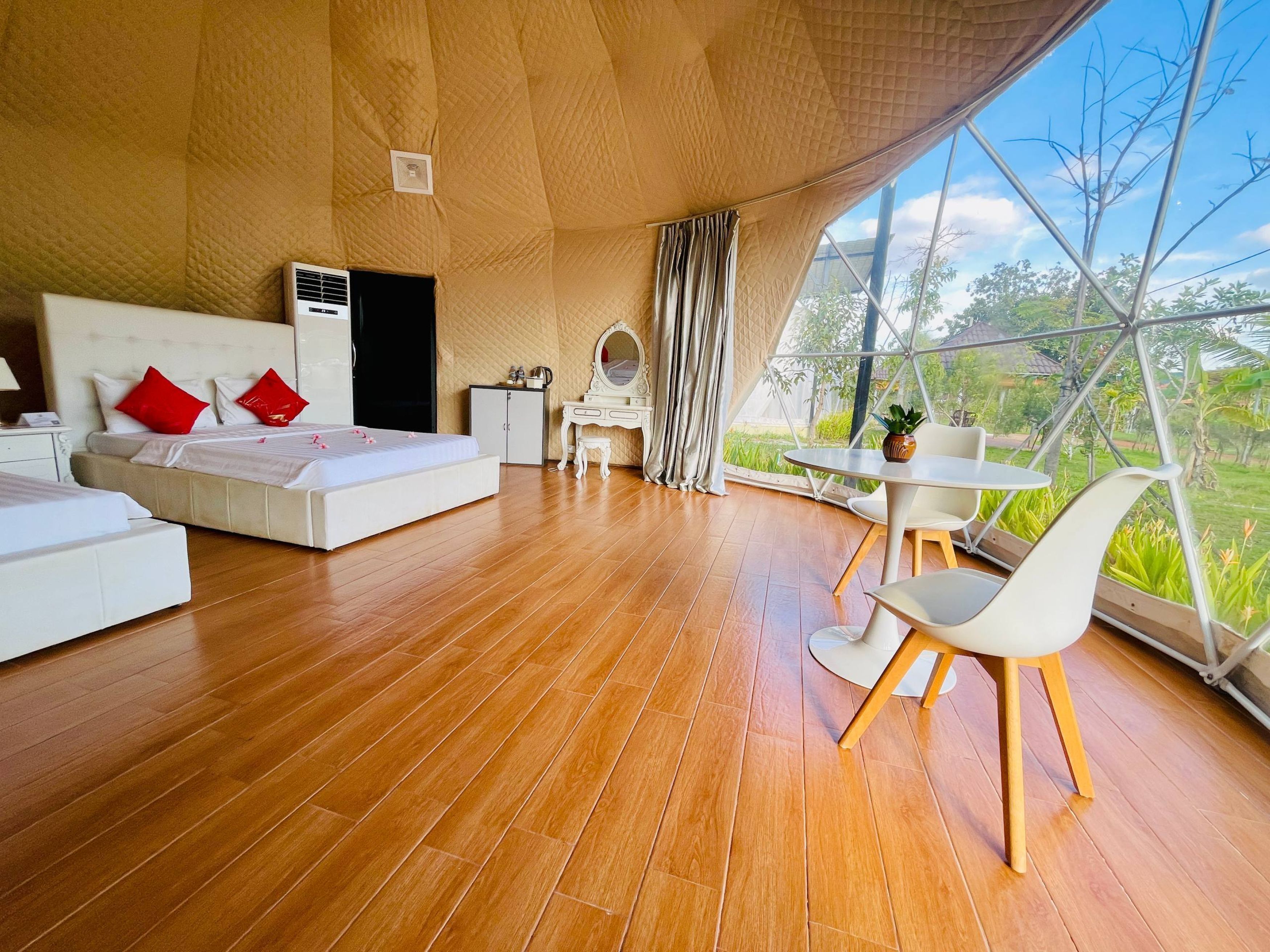 Habitación Deluxe con 2 camas individuales | Ropa de cama de alta calidad, caja fuerte, escritorio