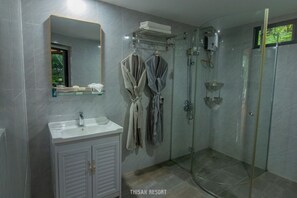 Luxury-Zweibettzimmer | Badezimmer | Dusche, Hausschuhe, Handtücher, Seife