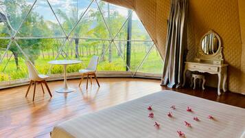 华丽双人房 | 高档床上用品、客房内保险箱、办公桌、笔记本电脑工作区