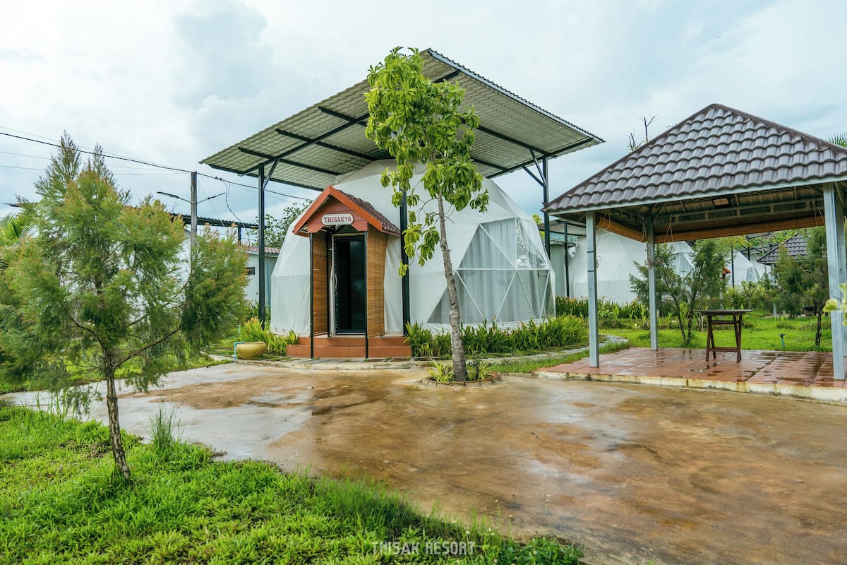 Quarto casal luxo | Roupas de cama premium, cofres nos quartos, escrivaninha