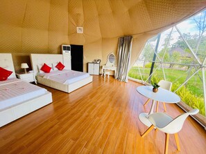 Habitación Deluxe con 2 camas individuales | Ropa de cama de alta calidad, caja fuerte, escritorio
