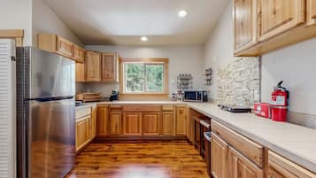 Réfrigérateur, micro-ondes, four, cafetiÚre/bouilloire