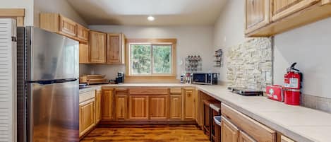 Fridge, microwave, oven, coffee/tea maker