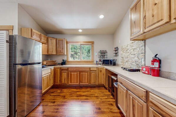 Fridge, microwave, oven, coffee/tea maker