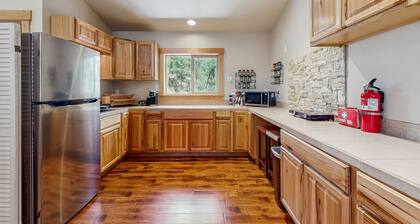 Modern Apartment with fireplace, central A/C, pool & tennis/pickleball court