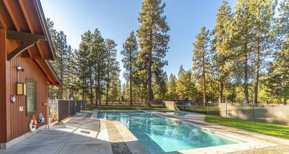 Modern Apartment with fireplace, central A/C, pool & tennis/pickleball court