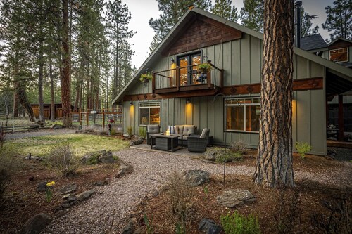 Modern Apartment with fireplace, central A/C, pool & tennis/pickleball court