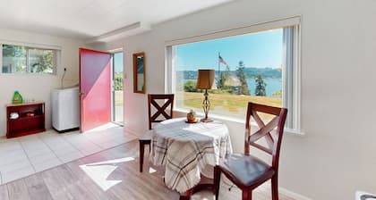 Tranquil Coastal Retreat Between Silverdale and Historic Downtown Poulsbo