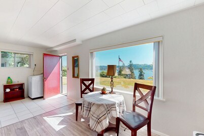Tranquil Coastal Retreat Between Silverdale and Historic Downtown Poulsbo