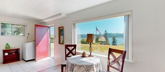 Tranquil Coastal Retreat Between Silverdale and Historic Downtown Poulsbo