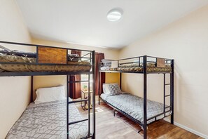4 quartos, acesso à internet, roupa de cama