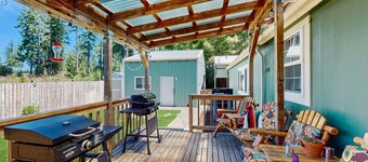 Charming house w/ full kitchen, backyard, wifi & steps from the Lake