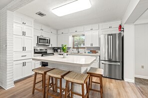 Private kitchen - Poolside Beach Cottage Retreat (Jacksonville Beach)