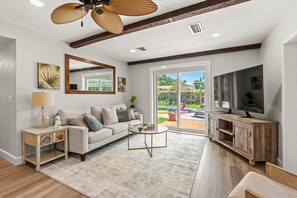 Living area - Poolside Beach Cottage Retreat (Jacksonville Beach)