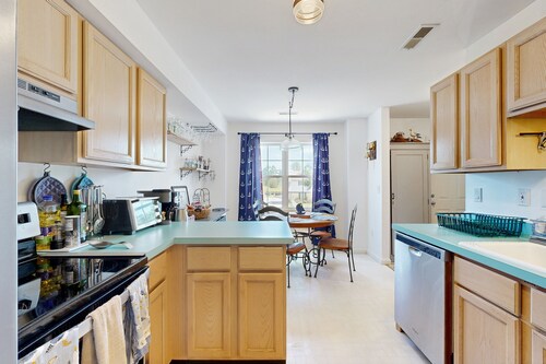 Bethany Marina dog friendly bayfront townhouse w/pool, balcony, grill