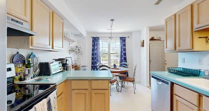 Bethany Marina dog friendly bayfront townhouse w/pool, balcony, grill