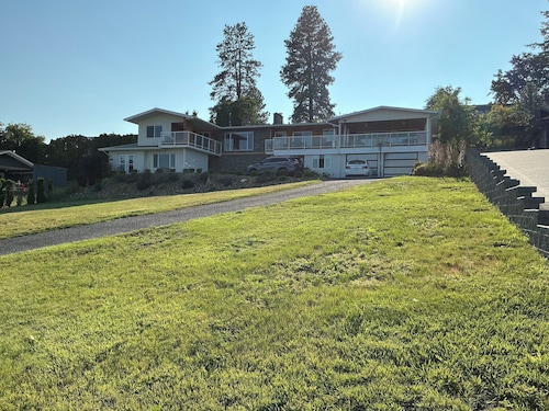 THE LAKEVIEW LOOKOUT, 1 Bedroom - Sleeps 2- walking distance to Lake & Wineries.