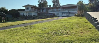 THE LAKEVIEW LOOKOUT, 1 Bedroom - Sleeps 2- walking distance to Lake & Wineries.