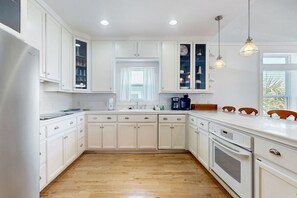 冰箱、微波炉、烤箱、炉灶