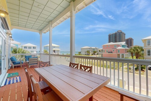 Spacious home with  shared pool, large kitchen and close to beach