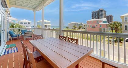 Spacious home with shared pool, large kitchen and close to beach