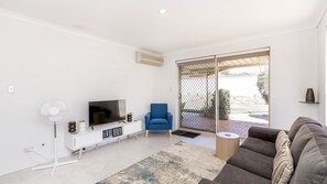 TV - Beeliar Family Home in Beeliar (Beeliar)