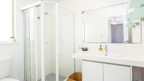 淋浴设施、吹风机、毛巾