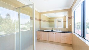 Shower, hair dryer, towels - Penguin by the Bay in Safety Bay (Safety Bay)