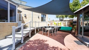 Outdoor dining - Penguin by the Bay in Safety Bay (Safety Bay)