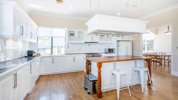 Microwave, oven, dishwasher, coffee/tea maker