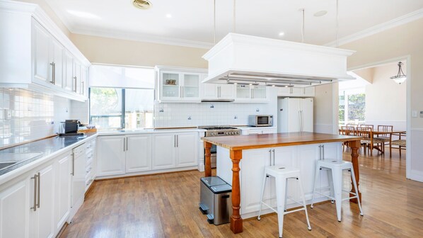 Microwave, oven, dishwasher, coffee/tea maker