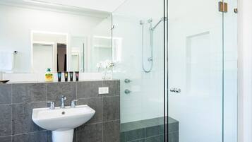 Douche, sĂšche-cheveux, serviettes fournies, savon