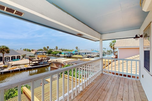 Beach townhome with full kitchen, private patio on the water & great location