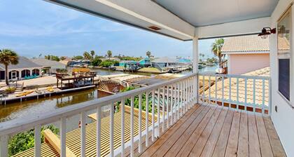 Beach townhome with full kitchen, private patio on the water & great location