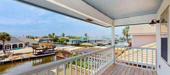 Beach townhome with full kitchen, private patio on the water & great location