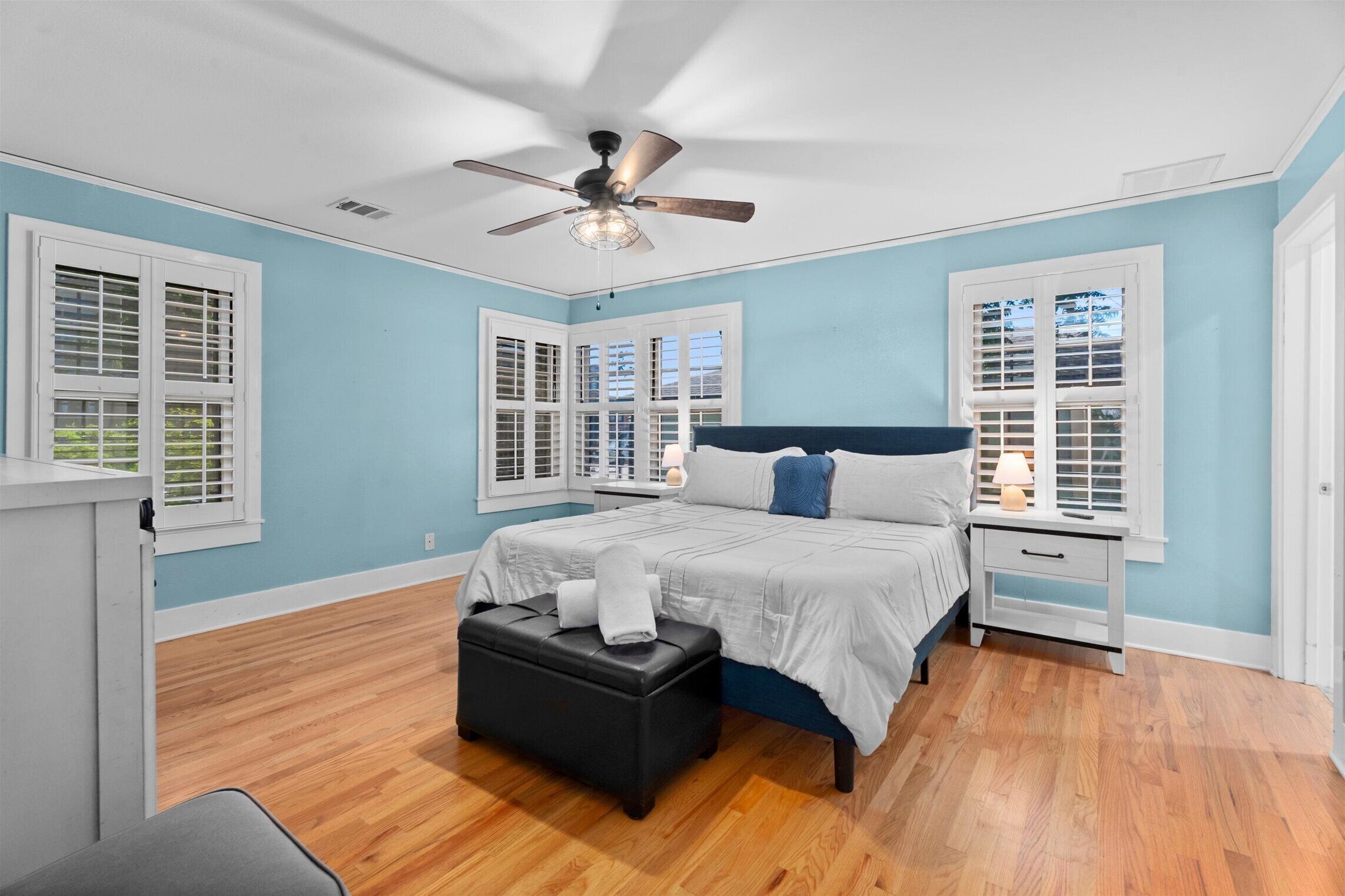 4 bedrooms, desk, iron/ironing board, free WiFi