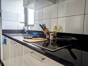 Jääkaappi, mikroaaltouuni, liesi, kahvin-/teenkeitin