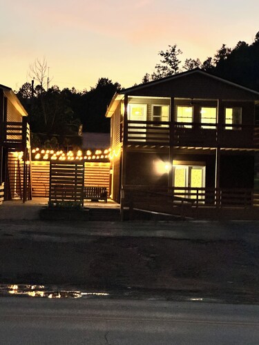 2 bed 1 bath. sleeps 6 in Logan.  Located near HMTS access points, dining, shops