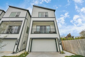 Exterior - 3Bdr • 6Beds • Elegant Home • Rooftop Lounge • Skyline View (Houston)