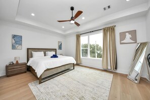 3 bedrooms, desk, iron/ironing board, travel crib