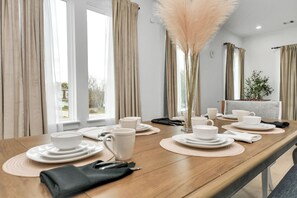 Dining - 3Bdr • 6Beds • Elegant Home • Rooftop Lounge • Skyline View (Houston)